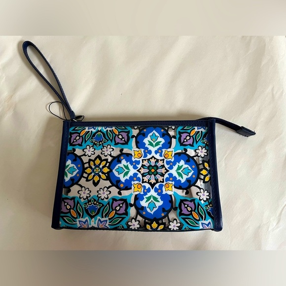 Vera Bradley Lisbon Medallion Cool Clear Beach Wristlet NWOT - Picture 1 of 8